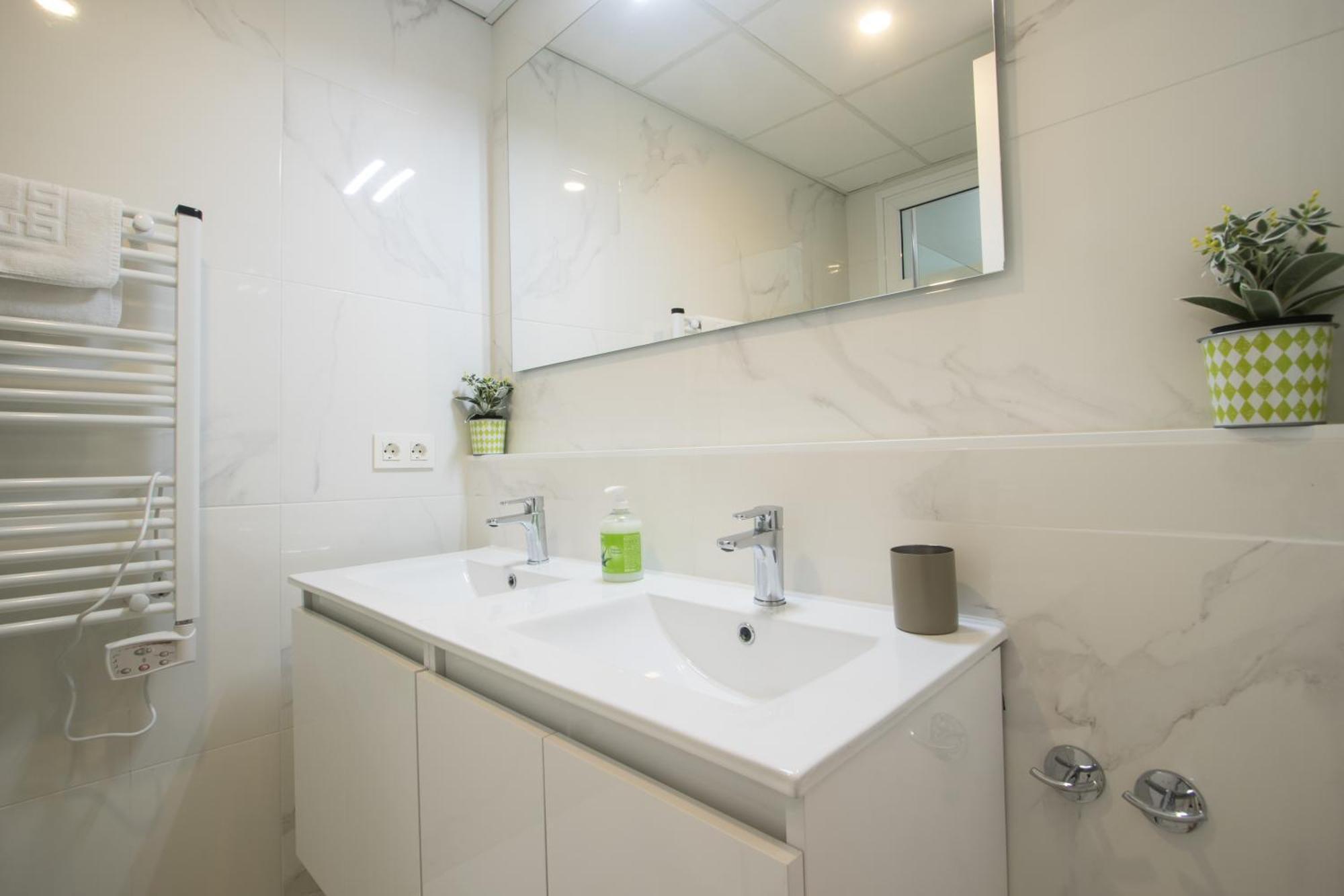 4 Bedroom/3 Baths W/ Ac In Near Beach! Alicante Exteriör bild
